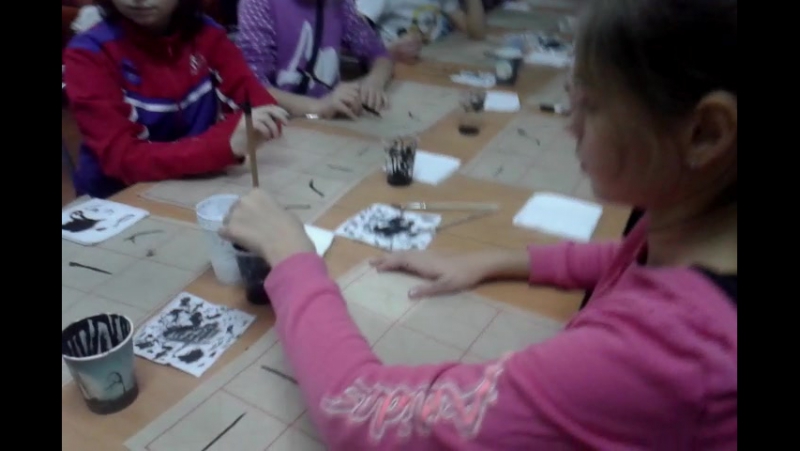 Погружение в факеле джуниоры на занятии по китайской каллиграфии