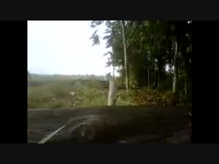 Колумбия дата и место неизвестны бойцы правительственных сил оказывают первую помощь раненому в перестрелке с fark