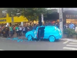 Чувак припорковался на паркинг для инвалидов и его народ застебал и стикирами тачку обклеили