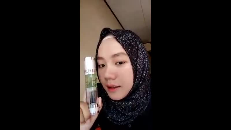 Gadis berjilbab ini pun memakai spirulina soothing gel