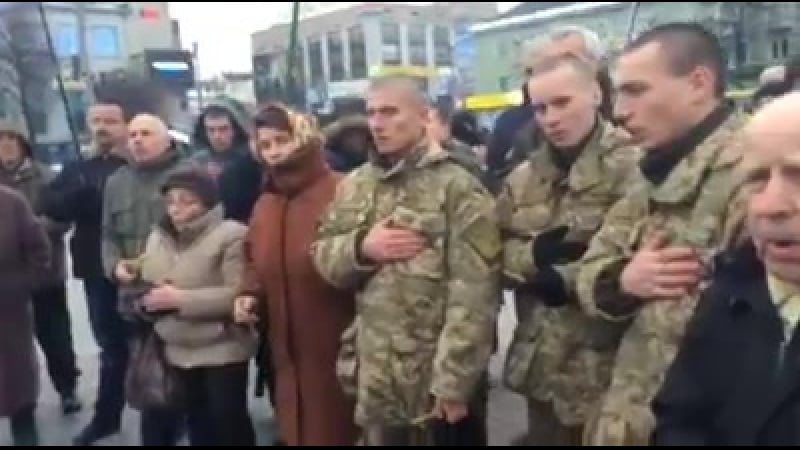 У рівному, на майдані незалежності, відбулася акція "свіча пам'яті" по вшануванню героїв крут