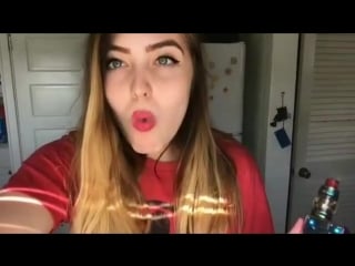 Вейп и девушка