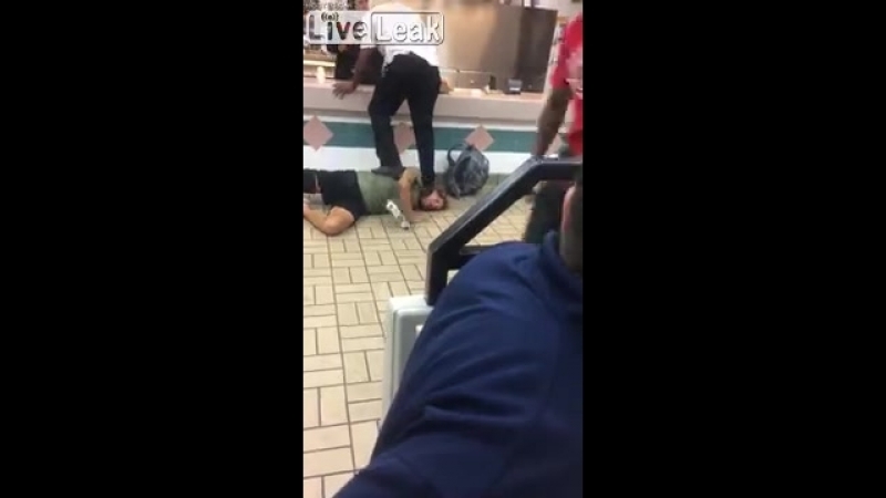 Сотрудники бургер кинга успокаивают неадекватного клиента