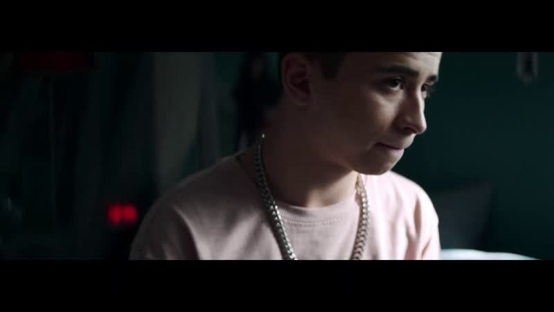 Ramil’ пальцами по губам