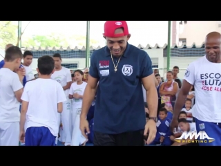 Жозе альдо и бразильское национальное боевое искусство jose aldo plays capoeira in rio de janeiro