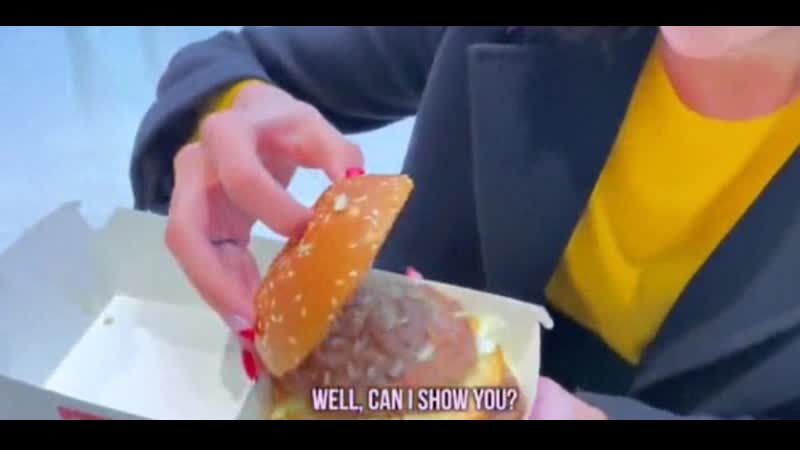 Кушает бургер со спермой