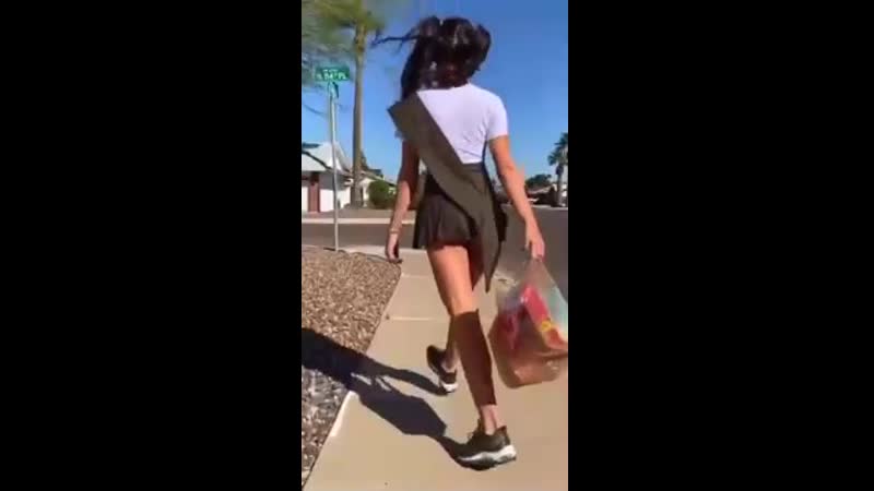 Порно видео небрежность на улице юбка задрана с воздуха