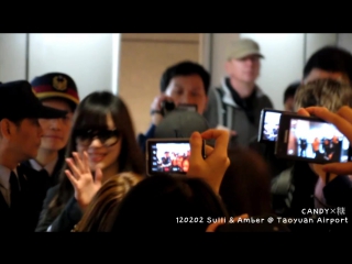 Amber&sulli at taoyuan airport (120202)