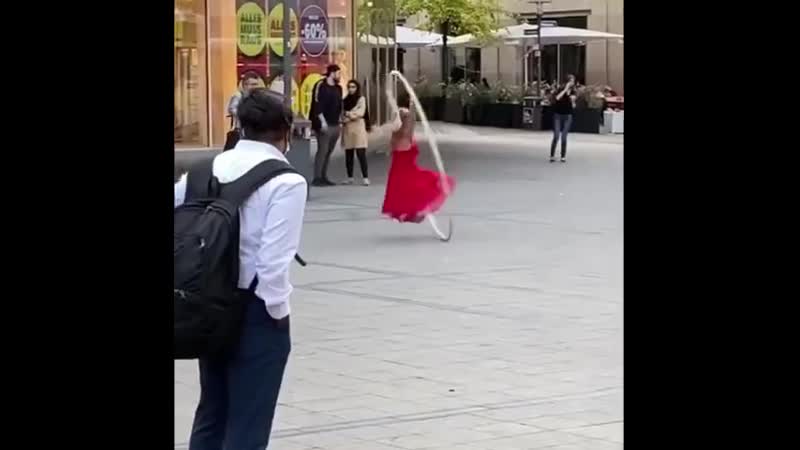 Завидую ее вестибулярному аппарату)