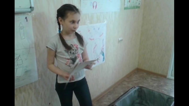 Ульяна проходит таможенный контроль в международном аэропорту