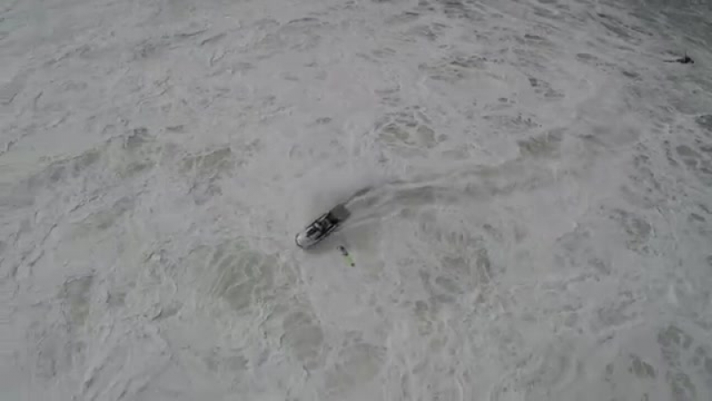 Гигантская 10 метровая волна накрыла серфера и пытавшегося его спасти друга