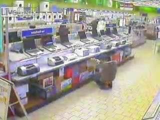 Парень крадет ноут