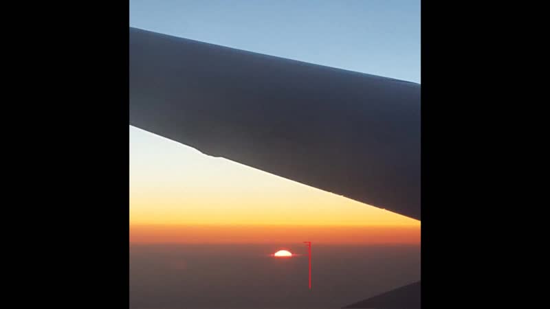 Солнце восходит из под облаков вид из самолета