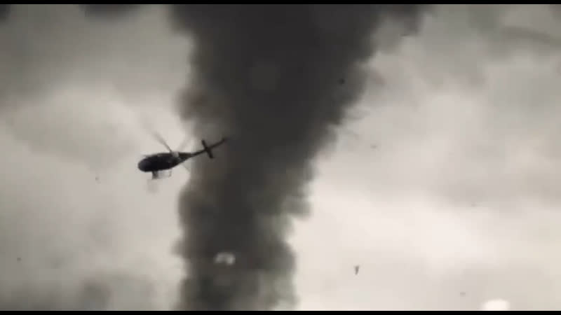 Жуткие кадры попадания вертолёта в смерч