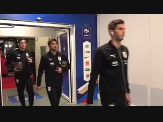 Llegada del plantel de @uruguay al stade de france para enfrentar a @equipedefrance a la hora 17 uy elequipoquenosune