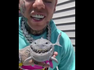 6ix9ine флексит в новом украшении