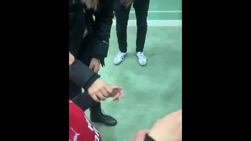 🇬🇧 озил встретился со слепым мальчиком и дал тому потрогать свое лицо