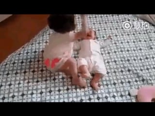 Сестра успокоила брата так мило