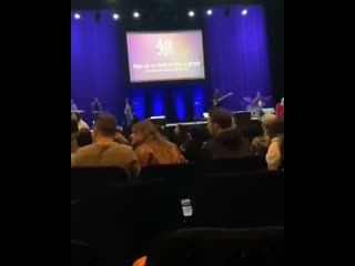 Demi with justin bieber in the saban theatre in beverly hills, januar 22nd