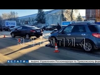 Мать с ребенком, в машину которых врезался один автомобиль, как только они вышли, сбил другой