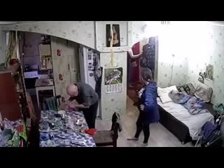 Две девушки ограбили старого дедушку