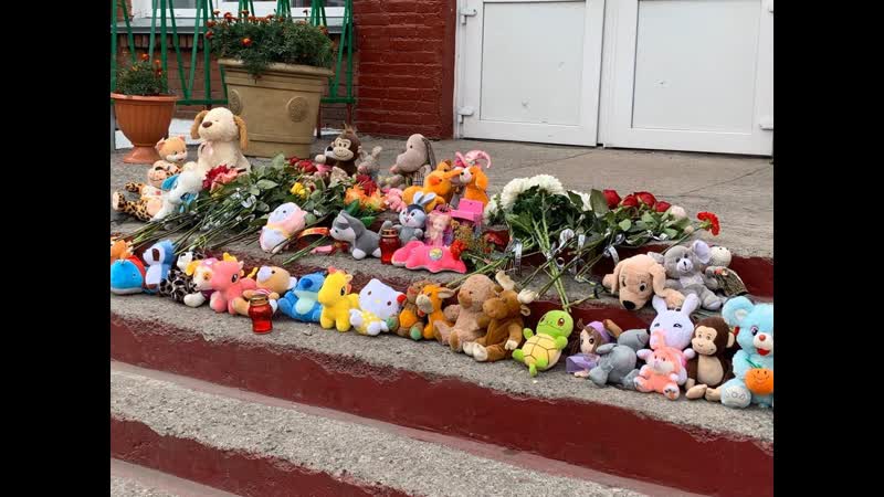 Жители киселевска несут цветы и мягкие игрушки к школе, где учились две убитые молодые девочки