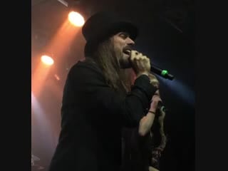 2018 10 17 dark sarah trespasser (on the rocks, helsinki)