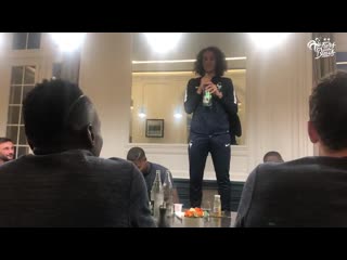 Matteo guendouzi et jonathan ikoné ont dû chanter devant le groupe hier soir