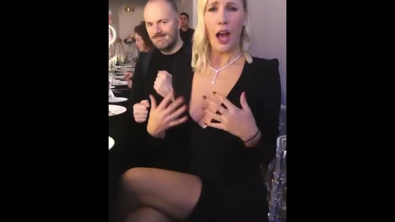 Елена летучая в платье с глубоким декольте