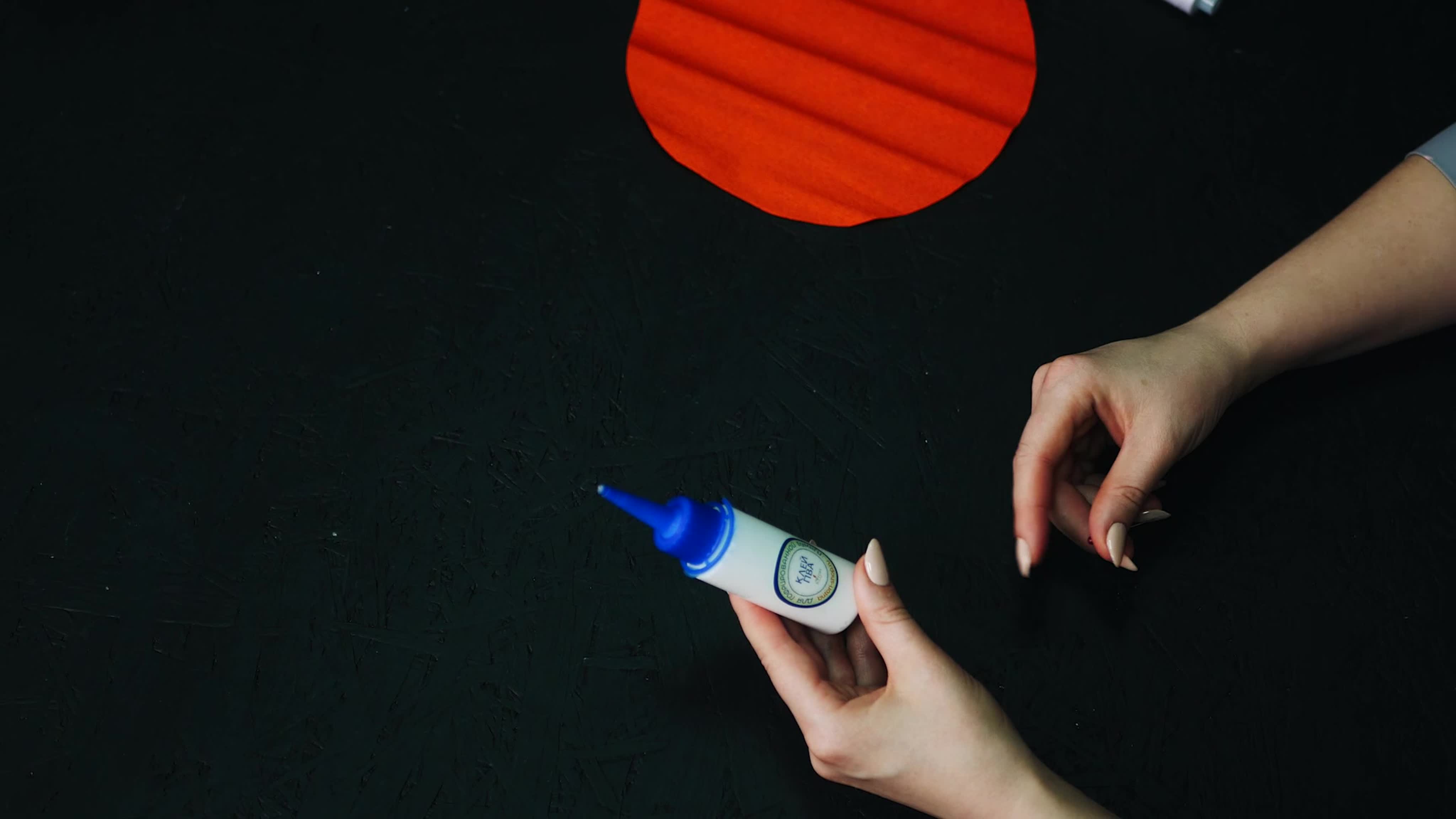 клей растекся. канцелярский клей для слайм. клеевой пистолет для рукоделия. отмыть горячий клей. лизун из клея.