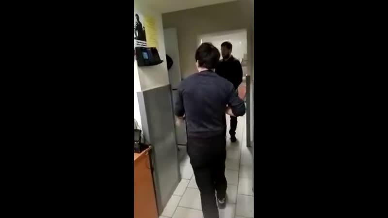 Охранник "пятерочки" наказывает ремнем