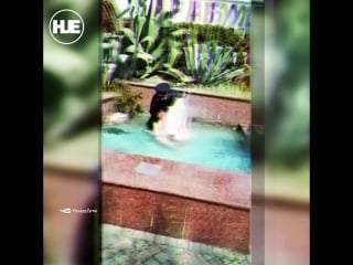 Сочинская «русалка» приняла душ в городском фонтане