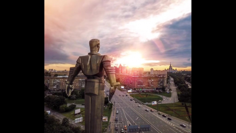Памятник гагарину в лучах заката