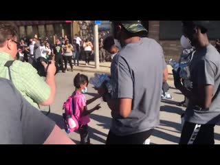 Giannis antetokounmpo passing out water to protesters