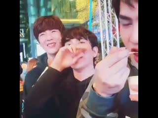 Той просто хочет тусить со своим братаном и его парнем