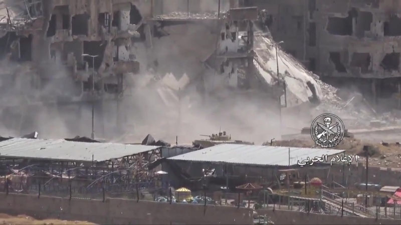 Сирия 24 04 2018 эвакуация поврежденных т 72 и брэм саа под прикрытием бмп 2 и пехоты в ярмук,дамаск