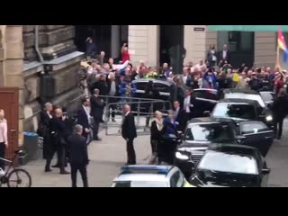 Bundeskanzlerin merkel unter protest in dresden am albertinum angekommen