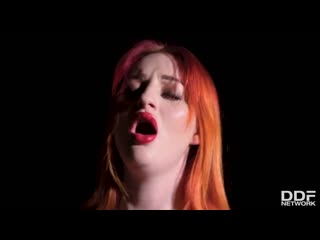 Госпожа издевается над рабыней