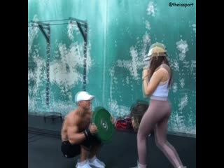 Тренироа пресса (удары в брюхо)