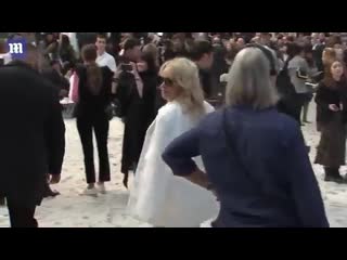 Pamela anderson lifes a beach for celebs at sun and sand themed pfw show 2018