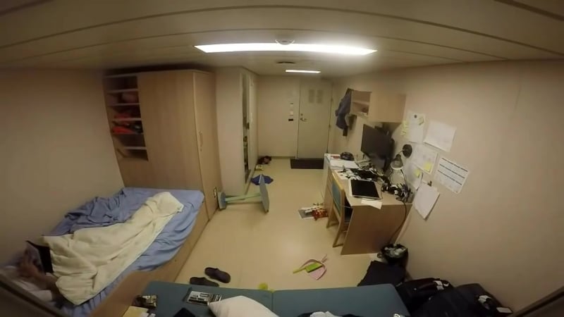 Что происходит в каюте грузового судна во время шторма