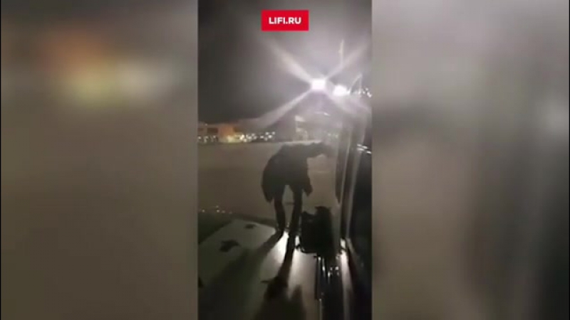 Пассажир рейса из алжира решил свалить из самолета после 1,5 часов ожидания взлета он открыл аварийный выход и потихонечку прош