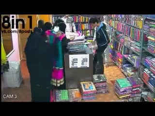 Толпа женщин в парандже ворует в магазине одежду / burka dressed woman cleverly shoplifts a sari