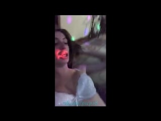 Сексуальная девушка с битой сняла майку и осталась общаться в лифчике periscope перископ