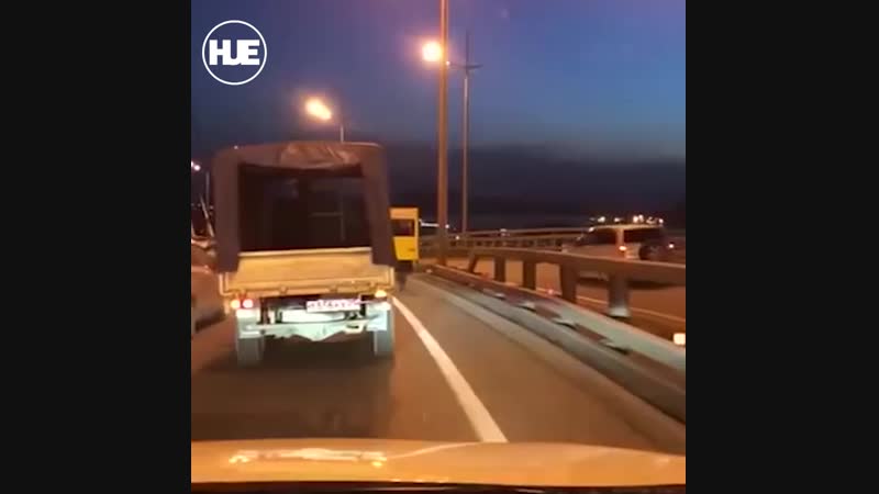 Во владивостоке пешеходы замаскировались под автобус, чтобы пересечь мост