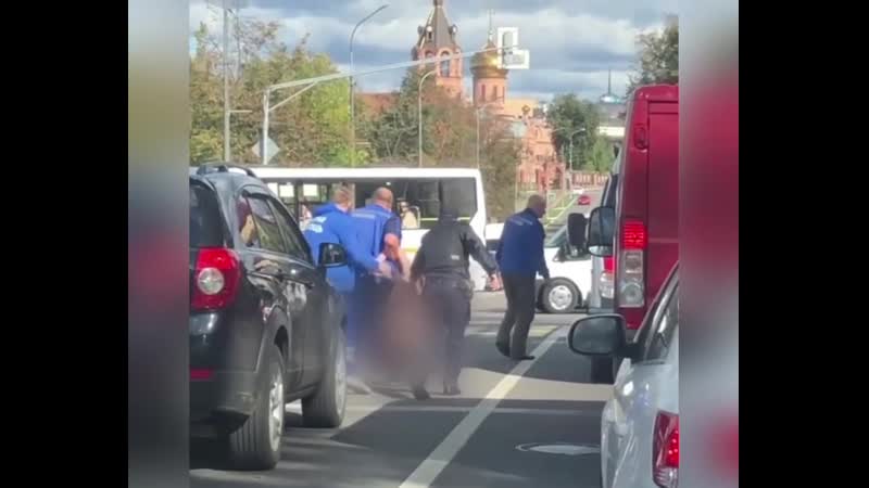 Ceгoдня пo paмeнcкoму paзгуливaлa пoлнocтью гoлaя жeнщинa,