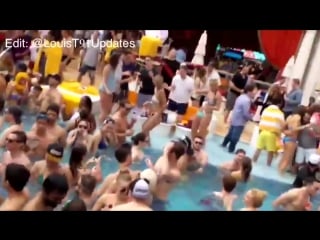 Louis, mikey, oli daniel hangin in the pool area while @avicii djs