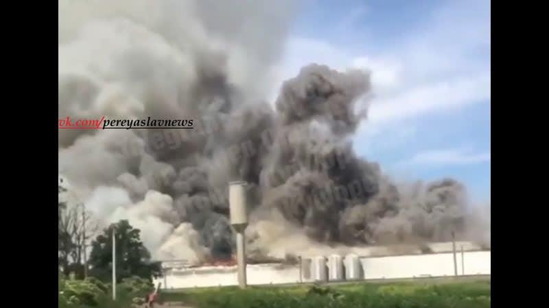 Прямо зараз дуже серйозно палає птахоферма під києвом в селі борисів інформація про причини займання та потерпілих поки невідом
