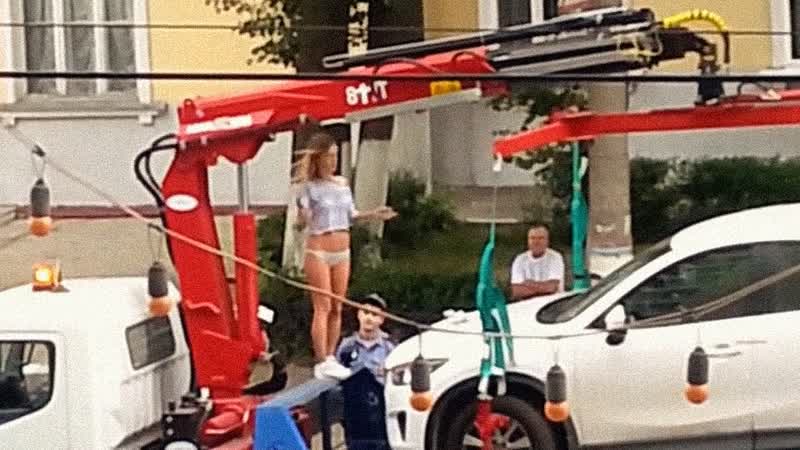 Стриптиз девушки на эвакуаторе перед сотрудниками гибдд