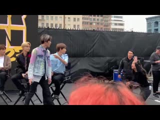 How many times does taeyong have to get up so security can help fainting girls